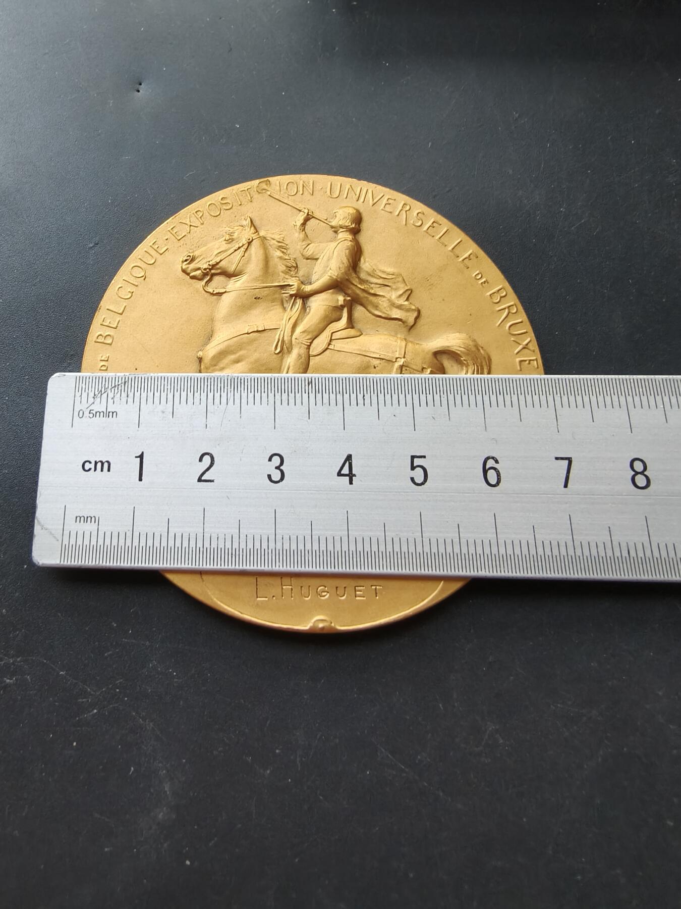 老王徽章第192期 比利时1910布鲁塞尔国际博览会镀金大铜章     原盒      直径70mm     重量118.7g