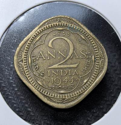 外国优质老铜币纪念币银币专场，周六晚上九点倒数截拍，满百包邮，周日发货,可寄存半年，喜欢朋友微信扫描二维码可直接参拍 - 英属印度1944 年2 安那 铜币，正面为英王乔治六世 “国王 - 皇帝” 侧面像，背面标注面值与多语种铭文，是二战时期英属印度的流通货币，见证印度殖民史。