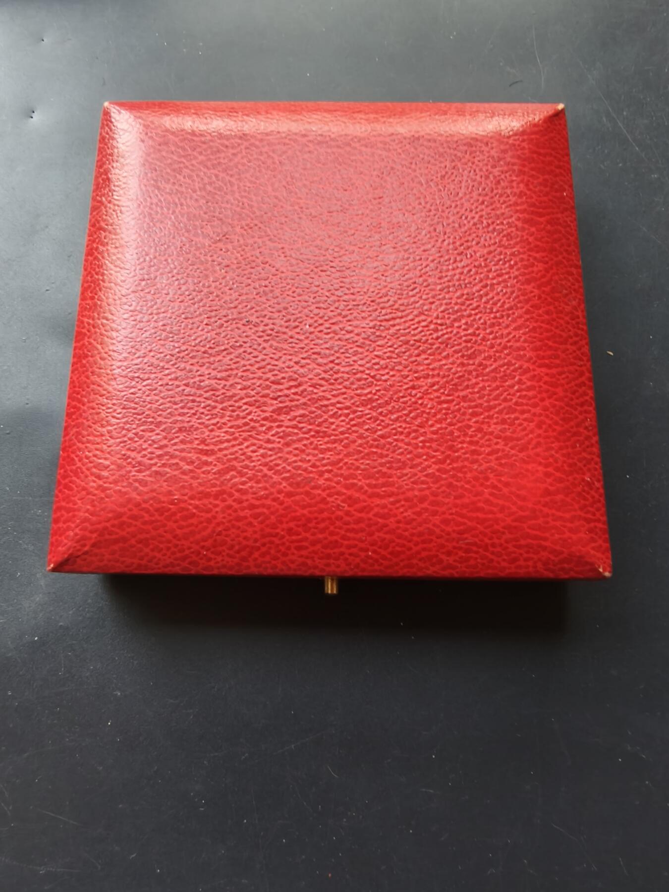 老王徽章第192期 比利时1910布鲁塞尔国际博览会镀金大铜章     原盒      直径70mm     重量118.7g