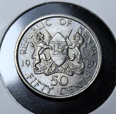 外国优质老铜币纪念币银币专场，周六晚上九点倒数截拍，满百包邮，周日发货,可寄存半年，喜欢朋友微信扫描二维码可直接参拍 - 肯尼亚丹尼尔总统50 分。整体设计体现肯尼亚独立后稳定的政治经济风貌，是莫伊执政时期典型的流通硬币，见证了当时肯尼亚货币体系的规范化与日常流通场景。