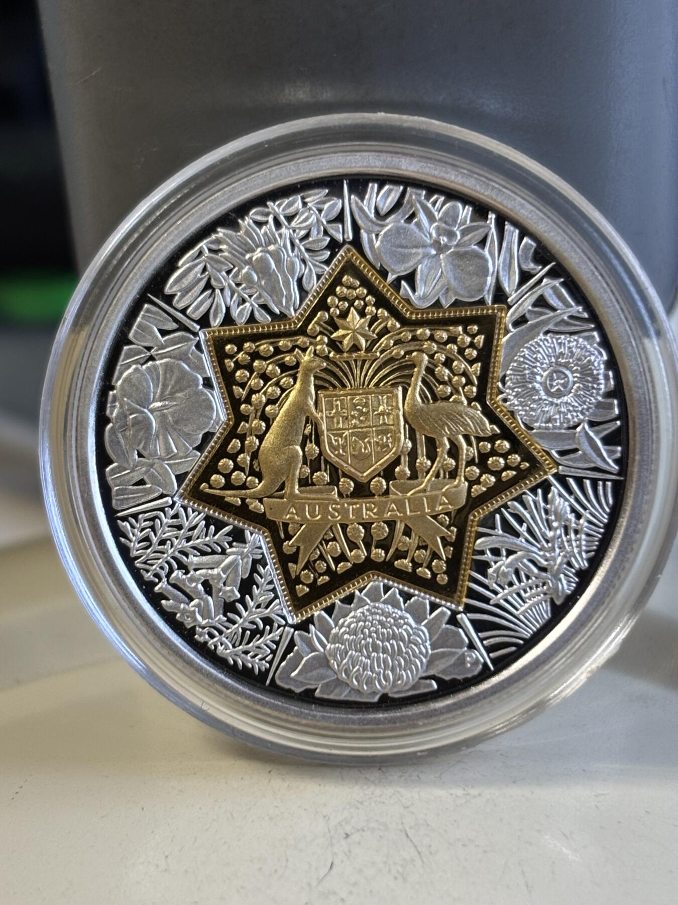 第197期拍卖 澳大利亚20澳元澳大利亚联邦国徽和女王金银双金属币，999银（11.32克）中间镶嵌999金（8.86克），直径32毫米，发行7350枚