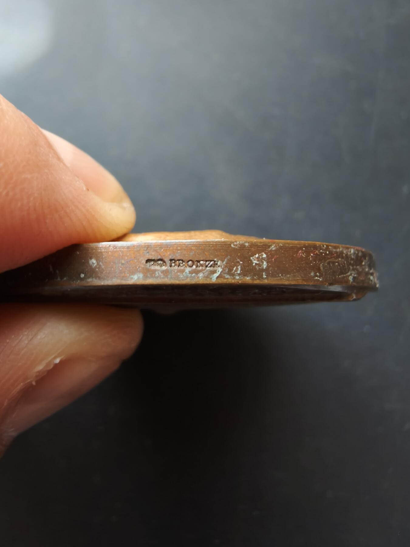 老王徽章第192期 法国普罗旺斯艾克斯城大铜章      原盒     正面为“善良王”勒内一世      普罗旺斯艾克斯为勒内一世的出生地和统治中心      直径50mm    重量91.1g     高浮雕