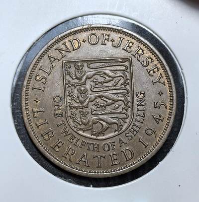 外国优质老铜币纪念币银币专场，周六晚上九点倒数截拍，满百包邮，节前出差在外，5月3日统一发货,可寄存半年，喜欢朋友微信扫描二维码可直接参拍 - 英属泽西岛1945年1/12 先令，正面为英王乔治六世戴冠像，背面是泽西岛三狮盾徽，是二战后英属海峡殖民地的流通辅币，见证泽西岛英属殖民史。