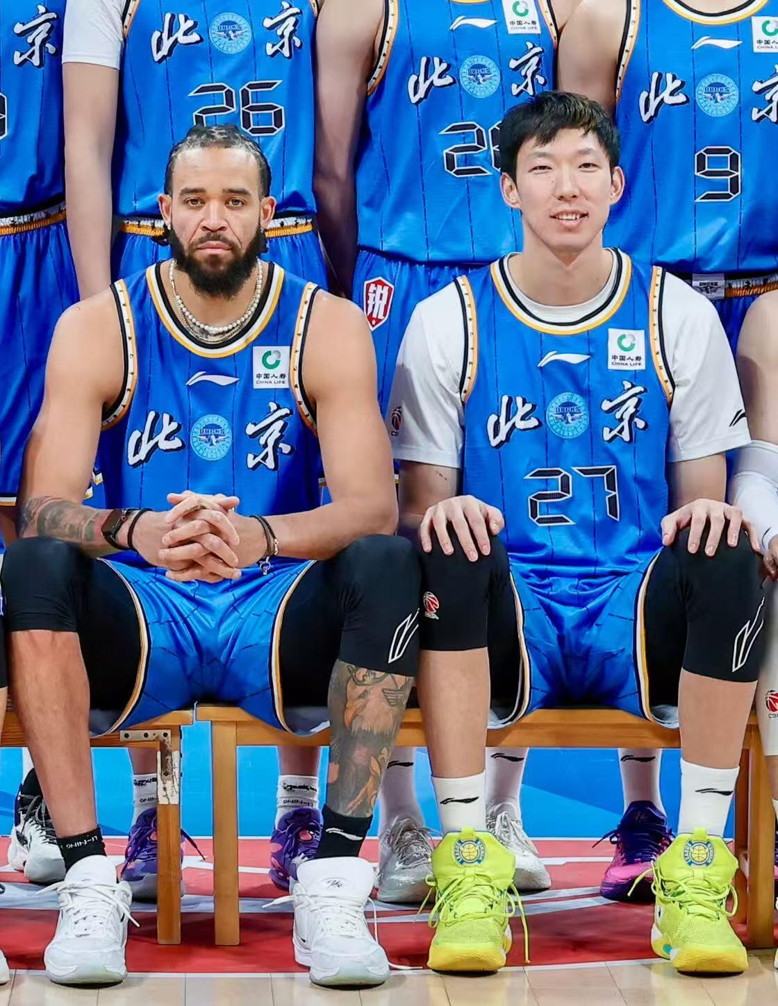 零元拍：北京北汽男篮内线双塔周琦和贾维尔·麦基双签北京首钢篮球俱乐部官方球衣徽章收藏礼盒！