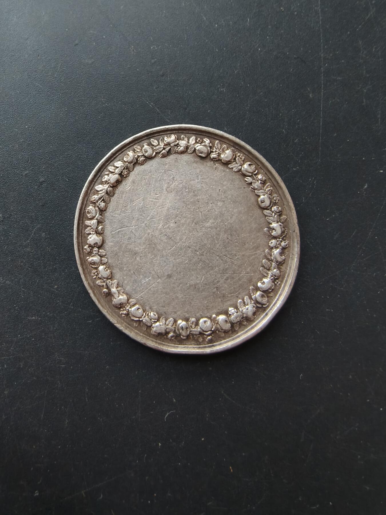 老王徽章第192期 法国婚礼大银章     950银    早期无边铭     直径36mm     重量20.7g