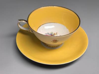 小驴勋章奖章收藏4月18日周六晚六点拍卖（珍爱和平，收藏战争，铭记历史，勿忘国耻，忠党爱国。有偿代拍，送拍规则在简介最后，参拍须阅读规则后再参拍，关系到运费包装发货时效真假辨别等关键信息，拍卖时不再发原图，看大图店主微信码在拍卖店铺介绍里或者找我要） 杯子高5.5厘米，口径10.5厘米，碟子直径15厘米。 杯子底部有一道冲线。 德国1947-1948年巴伐利亚美军占领区黄釉大茶杯，杯子底部有美军占领区款印。二战结束后，巴伐利亚瓷器产地划归美军占领区，1947年恢复生产后的产品印有美军占领区（US Zone）字样，1949年西德政府成立，巴伐利亚瓷器工业归还给西德政府。有美军占领区款印的瓷器非常稀少。这个杯子有冲线，可以当样本用。