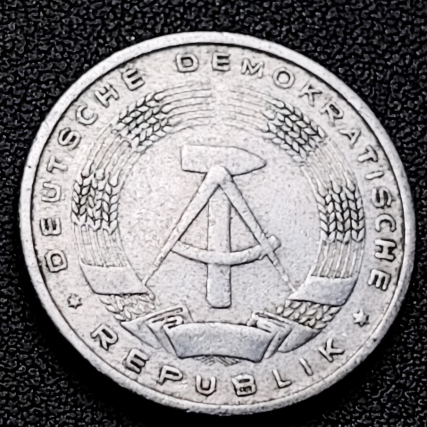 泉币菌-第226场-拍品多 请提前出价 1957东德 双排字首发独年 2马克铝币-背锤子圆规麦穗国徽