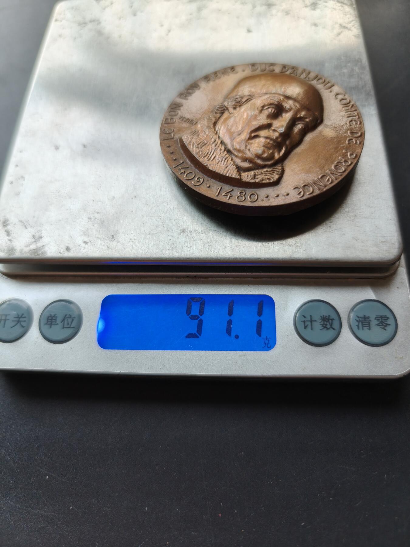 老王徽章第192期 法国普罗旺斯艾克斯城大铜章      原盒     正面为“善良王”勒内一世      普罗旺斯艾克斯为勒内一世的出生地和统治中心      直径50mm    重量91.1g     高浮雕