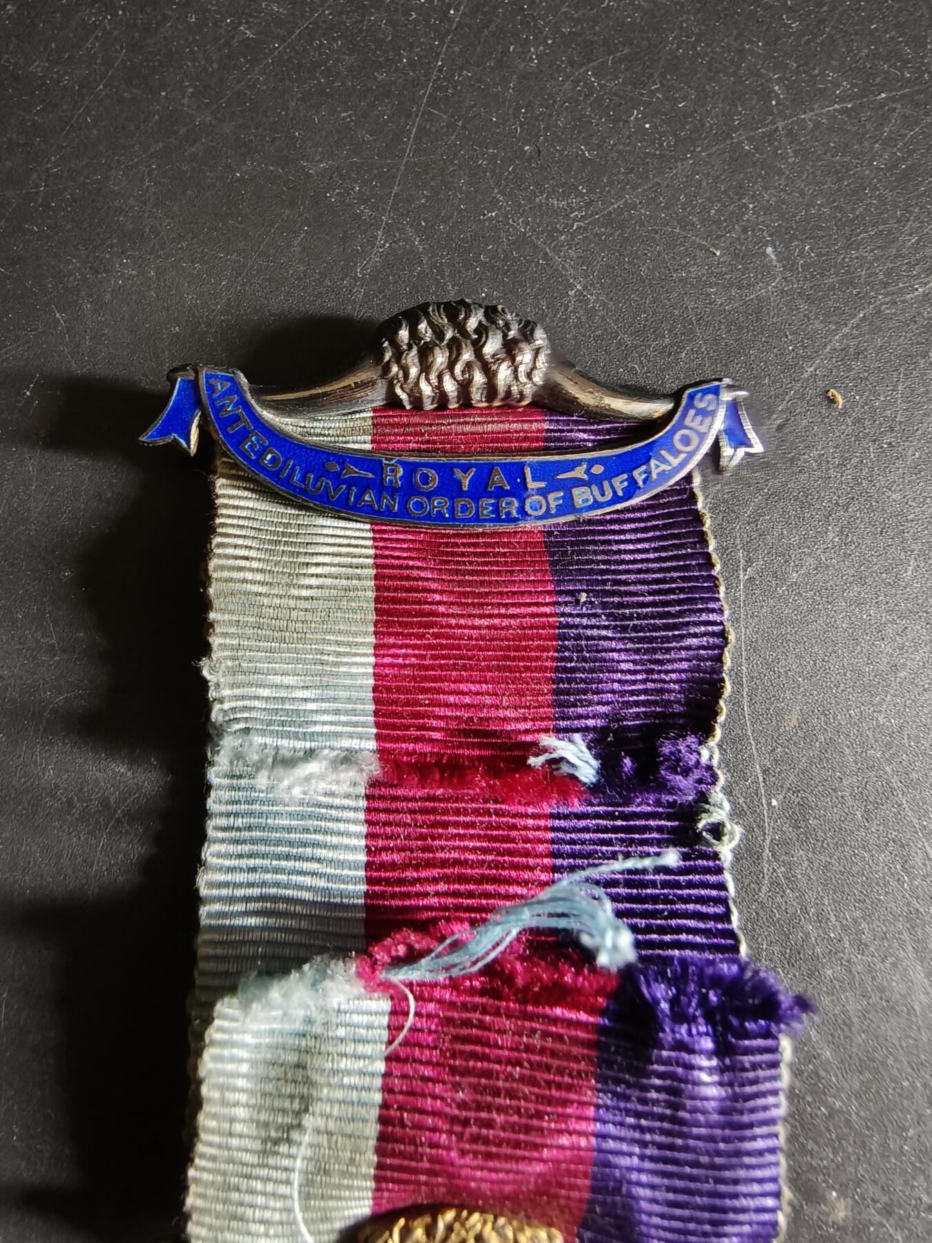 老王徽章第192期 英国皇家野牛兄弟会奖章    原盒    925银镀金珐琅    早期手刻铭文     36.1g