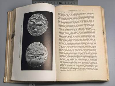 小驴勋章奖章收藏4月18日周六晚六点拍卖（珍爱和平，收藏战争，铭记历史，勿忘国耻，忠党爱国。有偿代拍，送拍规则在简介最后，参拍须阅读规则后再参拍，关系到运费包装发货时效真假辨别等关键信息，拍卖时不再发原图，看大图店主微信码在拍卖店铺介绍里或者找我要） 德国历史从德国早期到现代 二战德国1942年莱比锡乔治出版 有多张照片绘画地图 书本厚重 德文原版