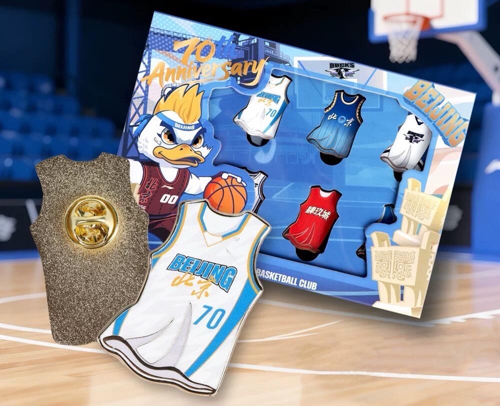 零元拍：北京北汽男篮内线双塔周琦和贾维尔·麦基双签北京首钢篮球俱乐部官方球衣徽章收藏礼盒！
