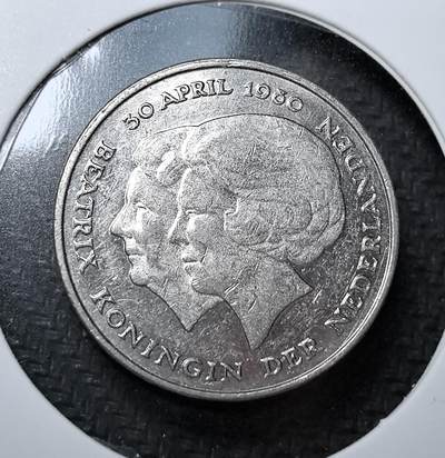 外国优质老铜币纪念币银币专场，周六晚上九点倒数截拍，满百包邮，节前出差在外，5月3日统一发货,可寄存半年，喜欢朋友微信扫描二维码可直接参拍 - 荷兰1980年贝娅特丽克丝女王继位1 盾纪念币，为纪念贝娅特丽克丝女王继位，正面刻朱丽安娜女王与贝娅特丽克丝像，背面是荷兰国徽，是荷兰欧元流通前的法定货币。