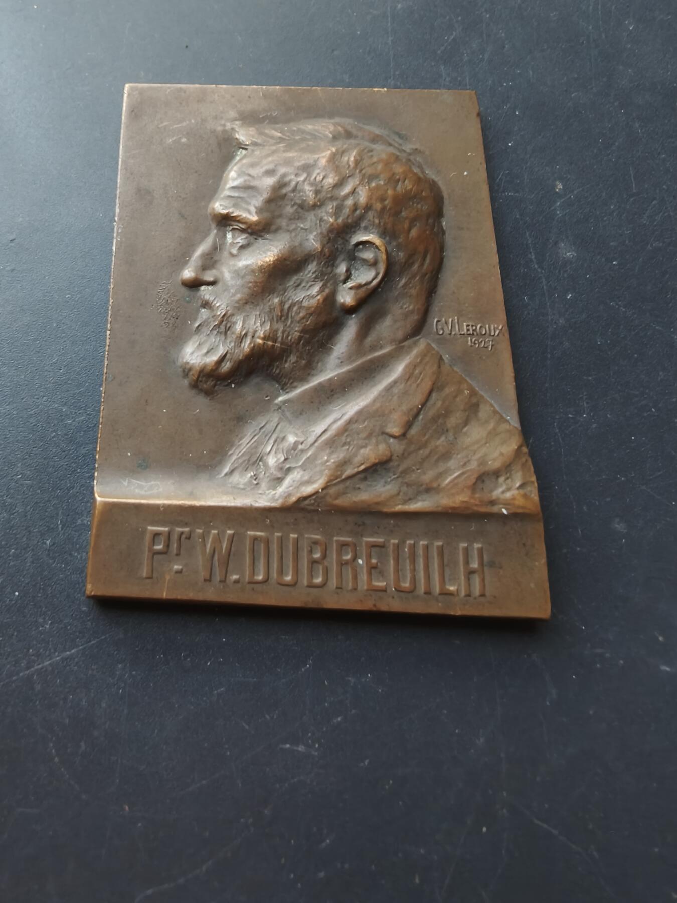 老王徽章第192期 法国波尔多大学皮肤科教授A.W.杜布雷伊方形大铜章       尺寸46×62mm      重量90.7g