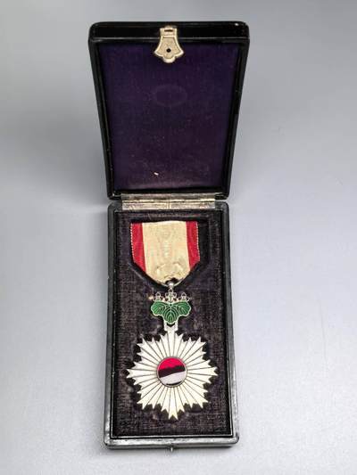 小驴勋章奖章收藏4月18日周六晚六点拍卖（珍爱和平，收藏战争，铭记历史，勿忘国耻，忠党爱国。有偿代拍，送拍规则在简介最后，参拍须阅读规则后再参拍，关系到运费包装发货时效真假辨别等关键信息，拍卖时不再发原图，看大图店主微信码在拍卖店铺介绍里或者找我要） 勋六等单光旭日章，银质七宝烧，带大漆盒，白色珐琅有伤