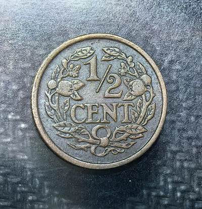 外国优质老铜币纪念币银币专场，周六晚上九点倒数截拍，满百包邮，周日发货,可寄存半年，喜欢朋友微信扫描二维码可直接参拍 - 荷兰1928年1/2 分铜币，威廉明娜女王时期发行，正面为荷兰国徽狮，背面是面值与花果枝环，属荷兰战时经济时期流通币。