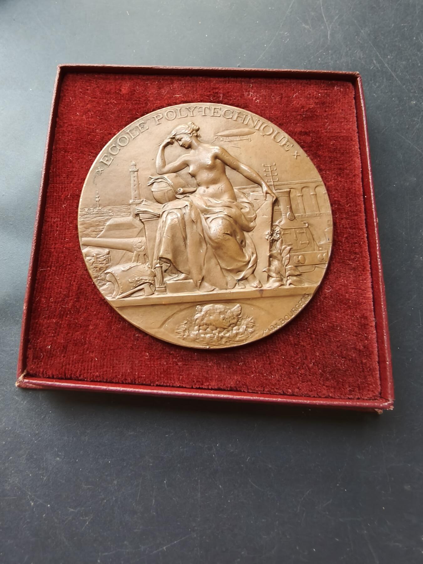 老王徽章第192期 法国巴黎综合理工学院建校百年大铜章    原盒     新古典主义名作    大师马克西米连·布尔乔亚作品       直径68mm      重量149.3g