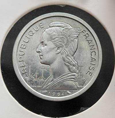 外国优质老铜币纪念币银币专场，周六晚上九点倒数截拍，满百包邮，周日发货,可寄存半年，喜欢朋友微信扫描二维码可直接参拍 - 法属科摩罗1964年2 法郎铜币，属法国殖民时期通用货币，见证科摩罗作为法属领地的殖民货币历史，是当时法属非洲殖民地小额流通币。