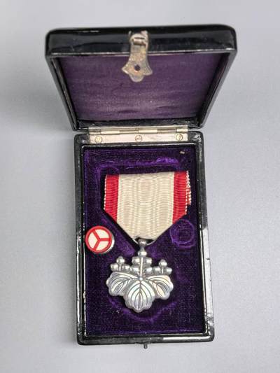 小驴勋章奖章收藏4月18日周六晚六点拍卖（珍爱和平，收藏战争，铭记历史，勿忘国耻，忠党爱国。有偿代拍，送拍规则在简介最后，参拍须阅读规则后再参拍，关系到运费包装发货时效真假辨别等关键信息，拍卖时不再发原图，看大图店主微信码在拍卖店铺介绍里或者找我要） 勋八等白色桐叶章带盒带略