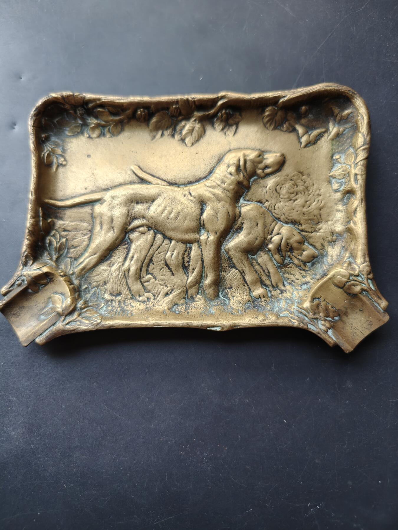 老王徽章第192期 法国猎犬主题大铜托盘/烟灰缸       新艺术风格     尺寸13×8cm     重量261.8g