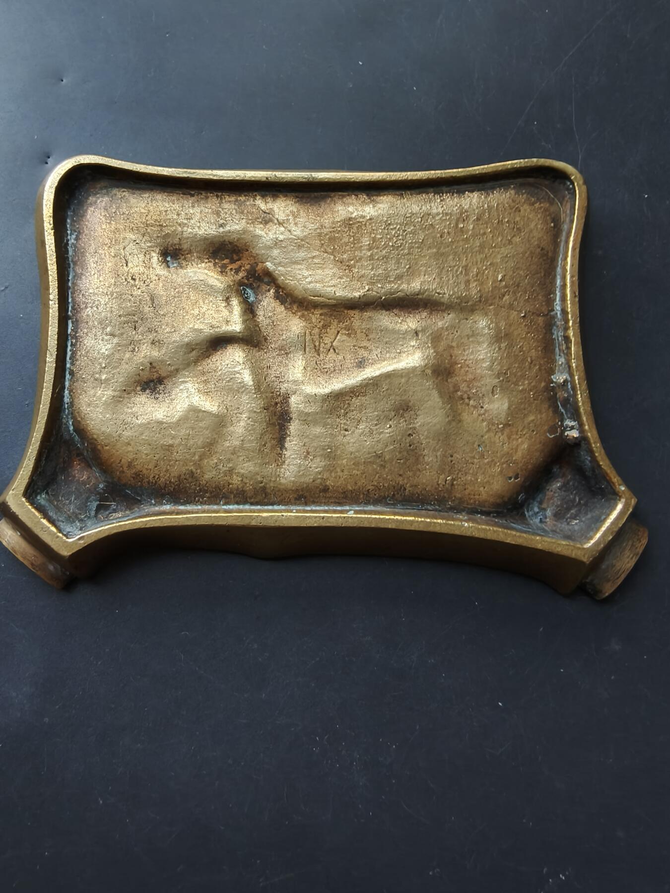 老王徽章第192期 法国猎犬主题大铜托盘/烟灰缸       新艺术风格     尺寸13×8cm     重量261.8g