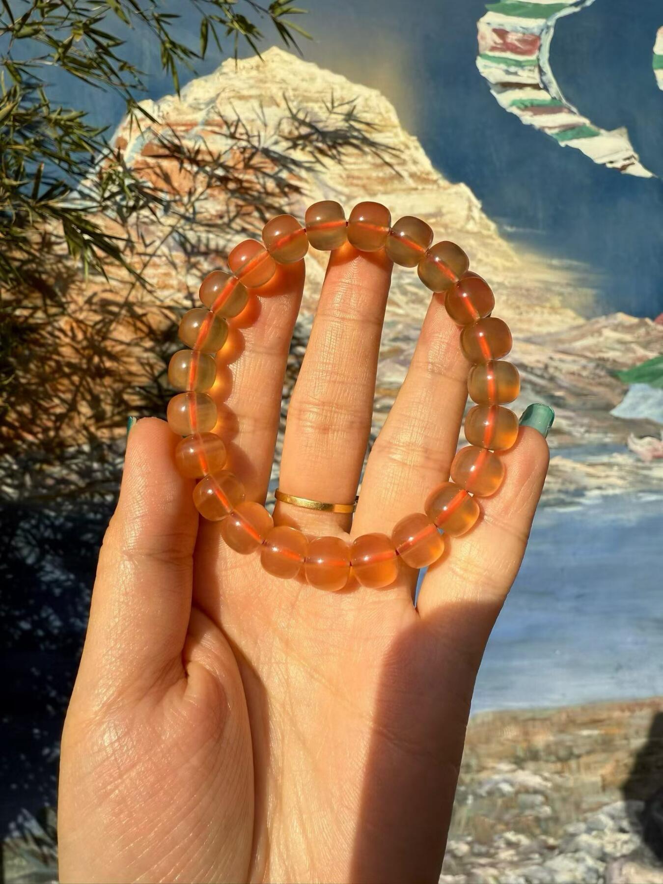 鱼惊石精品 ： 三个多月才等到一件精品手串，一颗鱼惊石只能开出一粒珠子，最有灵性的活玉，青鱼石又称黑鲩(huàn)石、鱼惊石、鱼精石、鱼枕石，为青鱼枕骨下方咽喉部一处，用来辅助压碎螺蛳等硬质食物的角质增生。 其色红嫩，其形如心，干透后坚硬如石，晶莹剔透，如翠似玉， 尺寸10.4x8.9mm 重16.6克