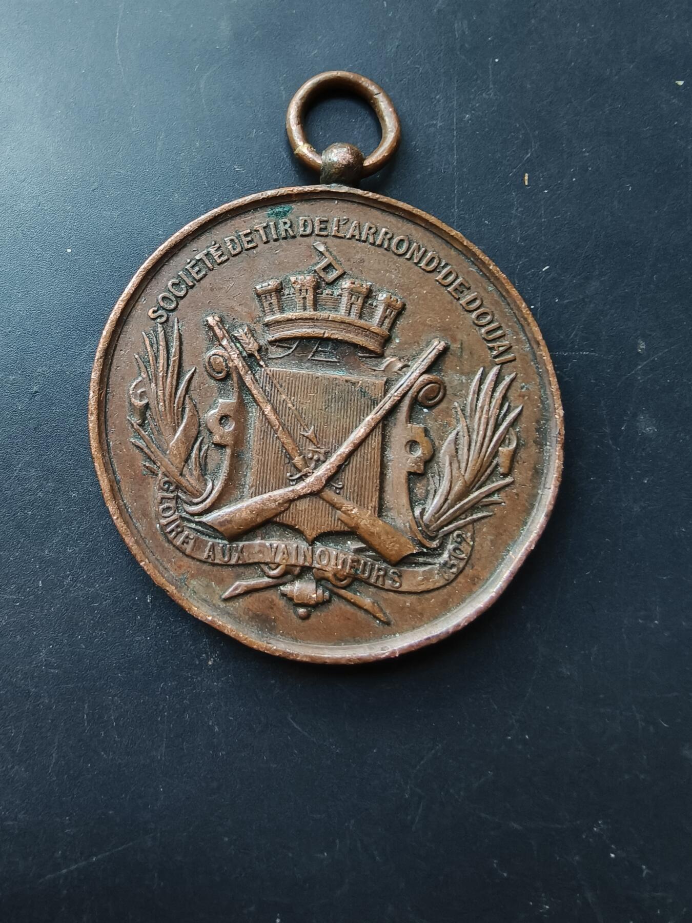 老王徽章第192期 法国射击协会大尺寸铜奖章      直径50mm     重量60.9g