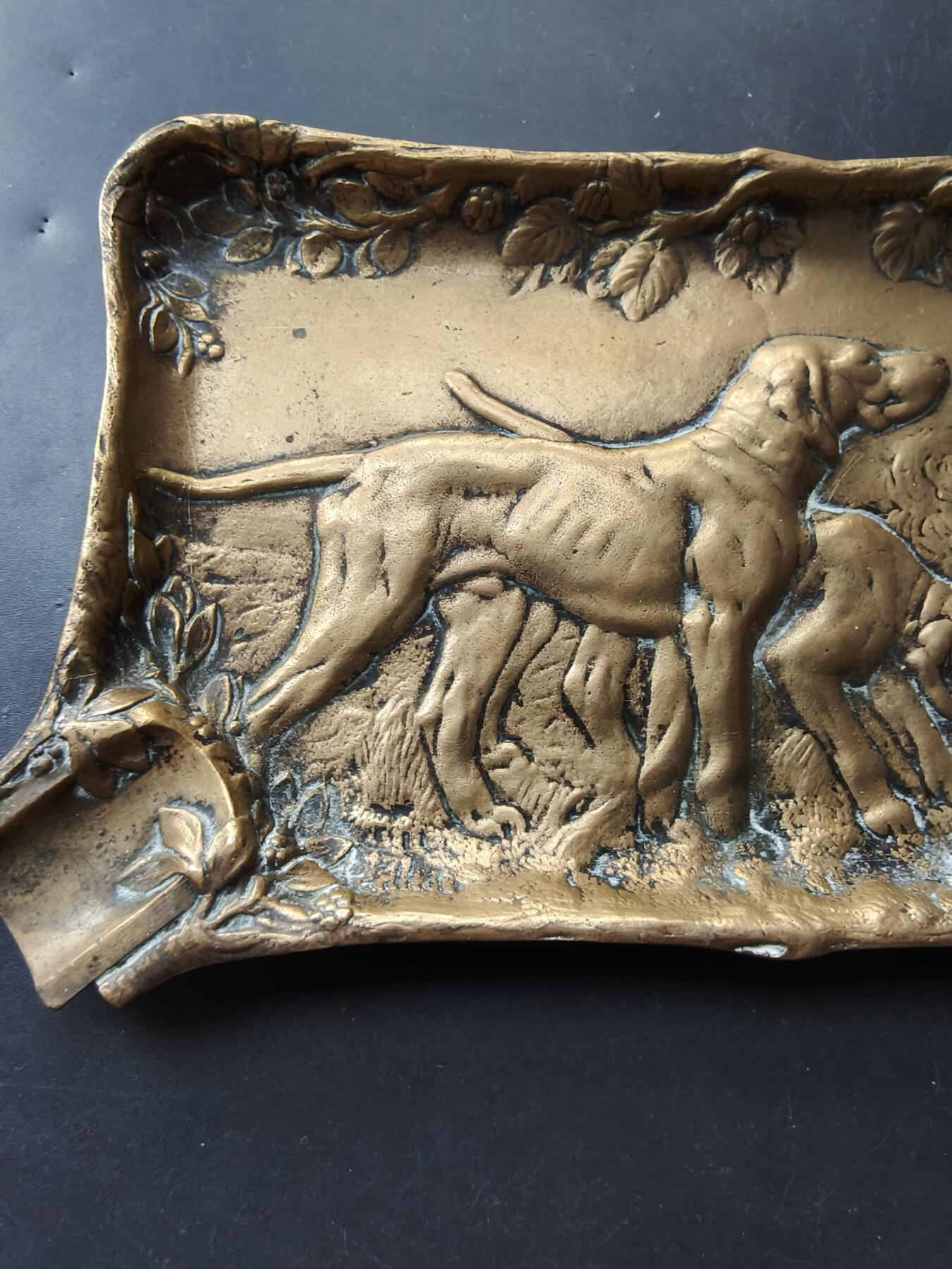 老王徽章第192期 法国猎犬主题大铜托盘/烟灰缸       新艺术风格     尺寸13×8cm     重量261.8g