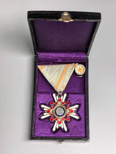 小驴勋章奖章收藏4月18日周六晚六点拍卖（珍爱和平，收藏战争，铭记历史，勿忘国耻，忠党爱国。有偿代拍，送拍规则在简介最后，参拍须阅读规则后再参拍，关系到运费包装发货时效真假辨别等关键信息，拍卖时不再发原图，看大图店主微信码在拍卖店铺介绍里或者找我要） 勋五等瑞宝章带盒带略