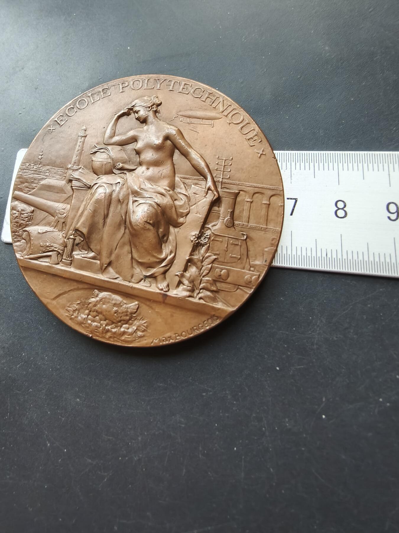 老王徽章第192期 法国巴黎综合理工学院建校百年大铜章    原盒     新古典主义名作    大师马克西米连·布尔乔亚作品       直径68mm      重量149.3g