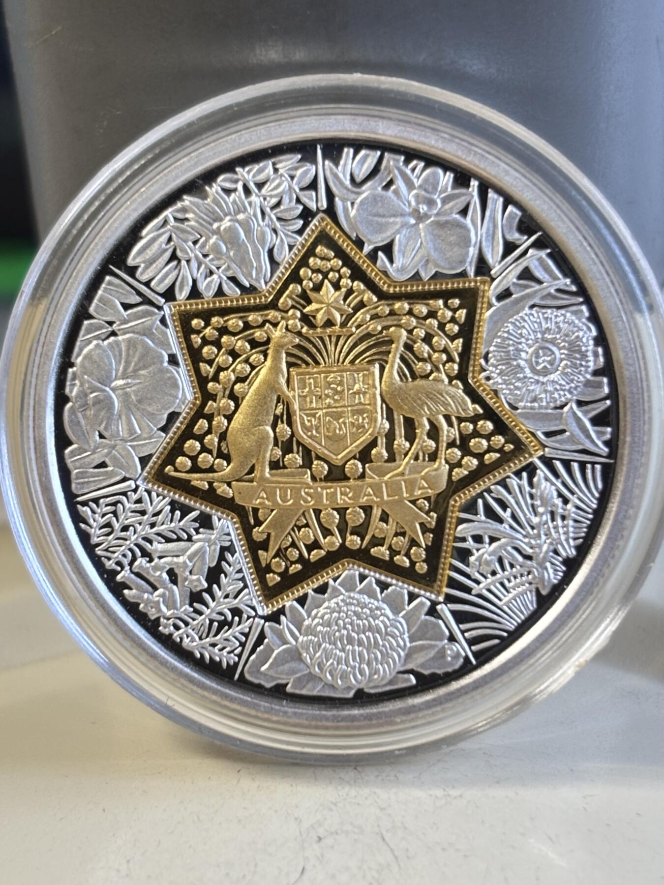 第197期拍卖 澳大利亚20澳元澳大利亚联邦国徽和女王金银双金属币，999银（11.32克）中间镶嵌999金（8.86克），直径32毫米，发行7350枚