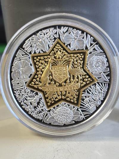 澳大利亚20澳元澳大利亚联邦国徽和女王金银双金属币，999银（11.32克）中间镶嵌999金（8.86克），直径32毫米，发行7350枚