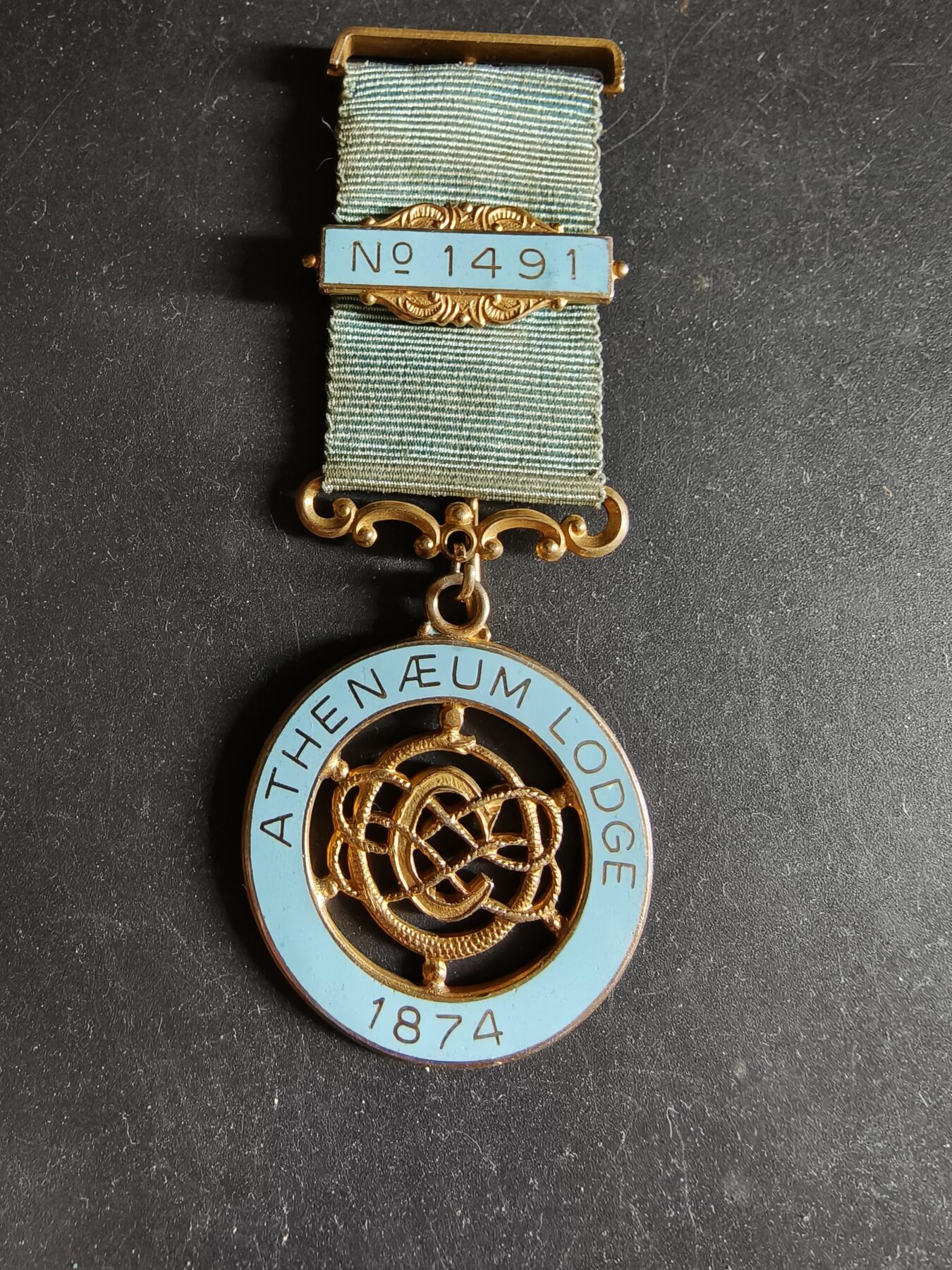 老王徽章第192期 英国皇家共济会雅典娜分会奖章     925银镀金珐琅      21.9g