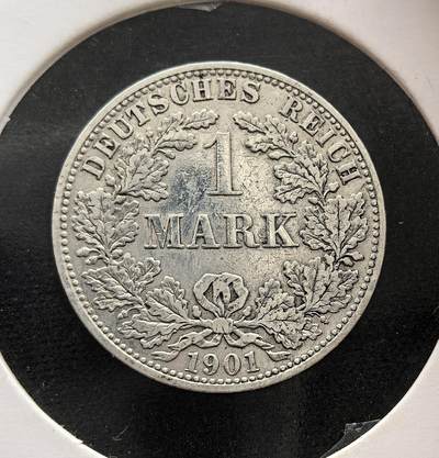 外国优质老铜币纪念币银币专场，周六晚上九点倒数截拍，满百包邮，周日发货,可寄存半年，喜欢朋友微信扫描二维码可直接参拍 - 德意志帝国1901年1马克银币A版，是德意志第二帝国统一后发行的标准流通银币，正面帝国鹰徽、背面橡叶环绕面值，见证了德国统一后的经济繁荣。