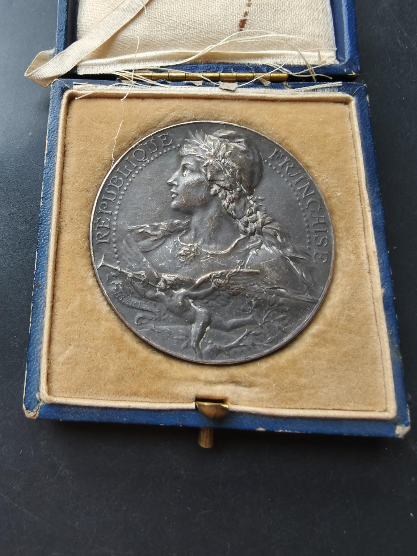 老王徽章第192期 法国参议员赠镀银大铜章     大师路易·波特作品     玛丽安娜       原盒       直径50mm     重量53.7g