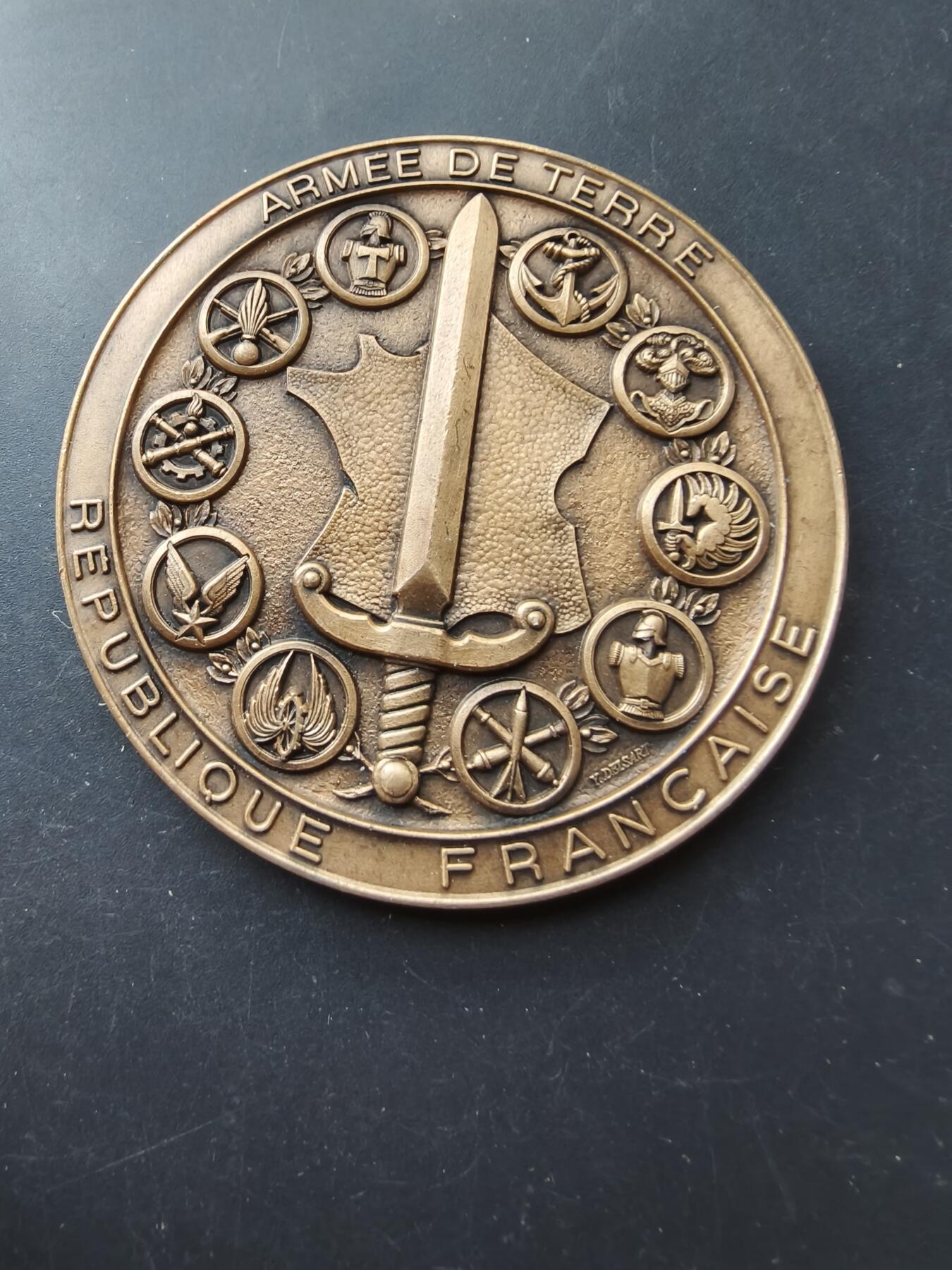 老王徽章第192期 法国陆军部大铜章     原盒，内衬损坏      直径70mm     重量108.3g