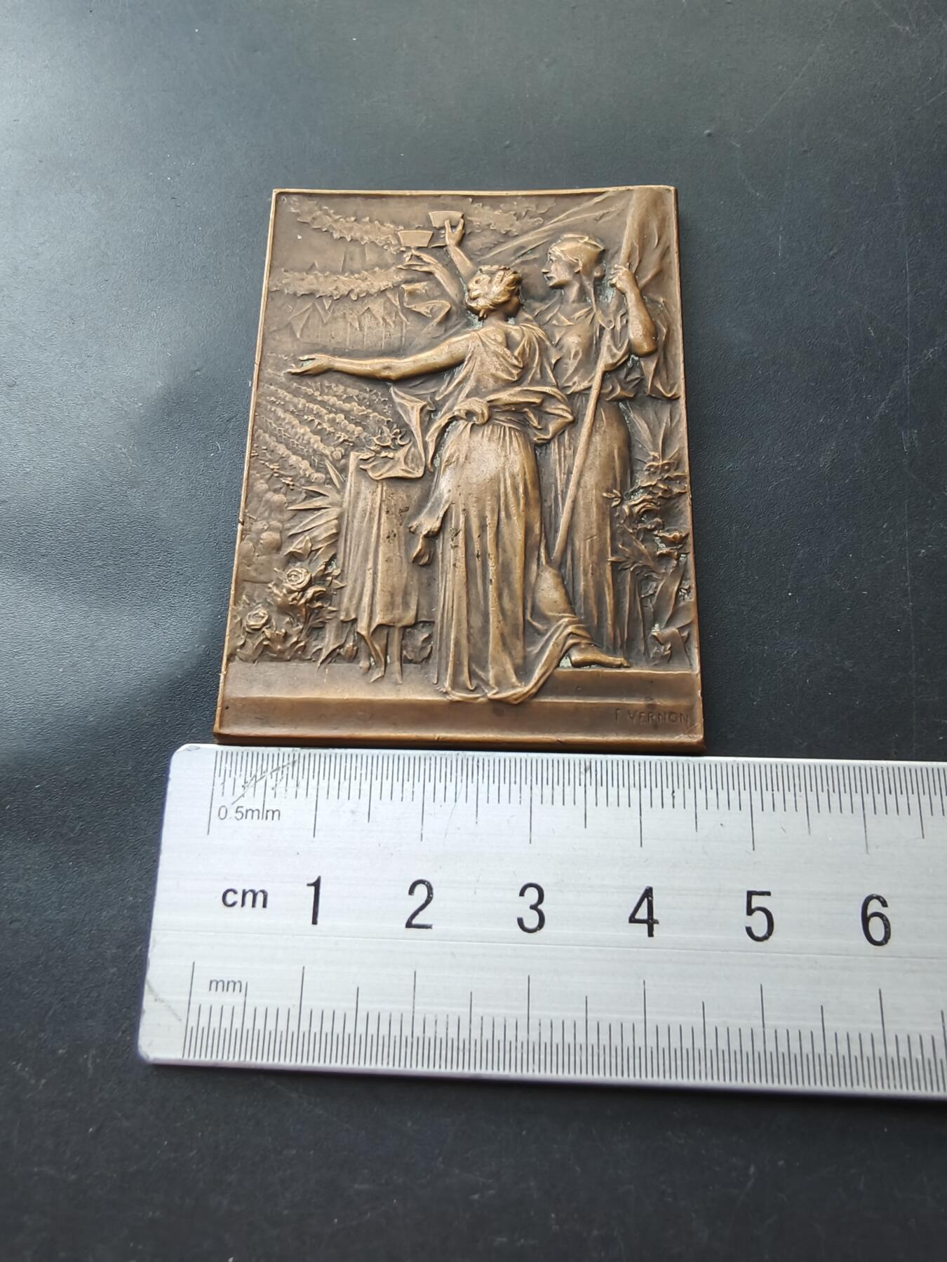 老王徽章第192期 1900年法国巴黎杜乐丽宫爱国宴会方形大铜章      大师维尔农作品       尺寸45×65mm     重量96g