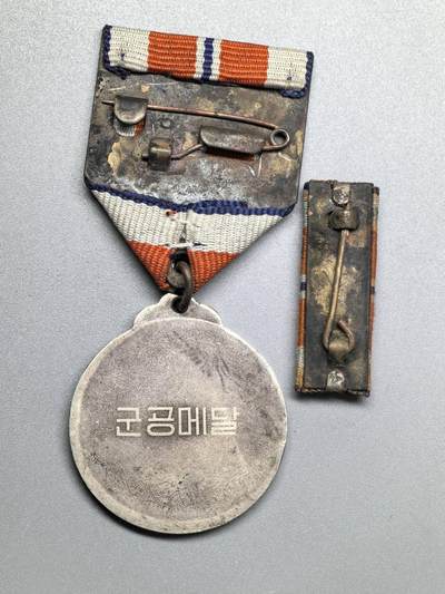 小驴勋章奖章收藏4月18日周六晚六点拍卖（珍爱和平，收藏战争，铭记历史，勿忘国耻，忠党爱国。有偿代拍，送拍规则在简介最后，参拍须阅读规则后再参拍，关系到运费包装发货时效真假辨别等关键信息，拍卖时不再发原图，看大图店主微信码在拍卖店铺介绍里或者找我要） 奖章，绶带略为现代工艺品