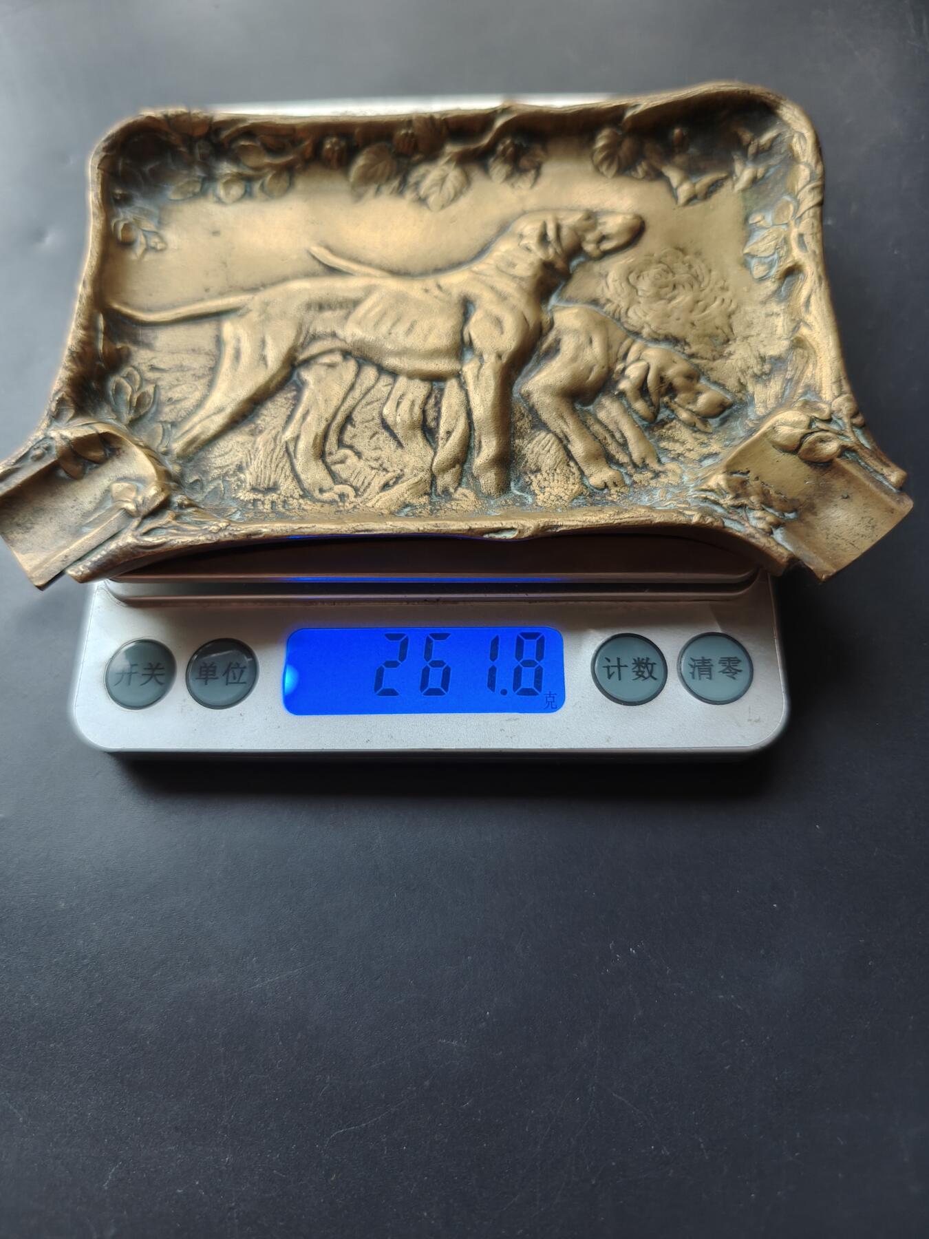 老王徽章第192期 法国猎犬主题大铜托盘/烟灰缸       新艺术风格     尺寸13×8cm     重量261.8g