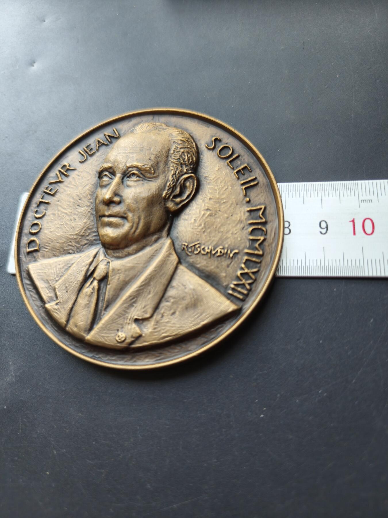 老王徽章第192期 法国口腔颌面外科著名医生让·索莱伊博士大铜章     原盒       高浮雕      直径80mm     重量210.9g