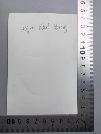 小驴勋章奖章收藏4月18日周六晚六点拍卖（珍爱和平，收藏战争，铭记历史，勿忘国耻，忠党爱国。有偿代拍，送拍规则在简介最后，参拍须阅读规则后再参拍，关系到运费包装发货时效真假辨别等关键信息，拍卖时不再发原图，看大图店主微信码在拍卖店铺介绍里或者找我要）  二战德国骑士战后亲笔签名照  Karl Bieg少校，战时是国防军355步兵师868掷弹兵团2营的营长   1943年九月因在第四次哈尔科夫战役里的英勇表现被授予骑士铁十字勋章（他本人在该次战役中身受重伤）   他也是铜银近战和黑银战伤的得主，德国陆军优秀基层军官的代表