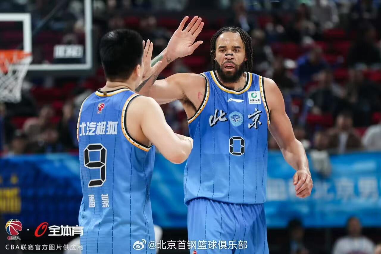 零元拍：北京北汽男篮内线双塔周琦和贾维尔·麦基双签北京首钢篮球俱乐部官方球衣徽章收藏礼盒！