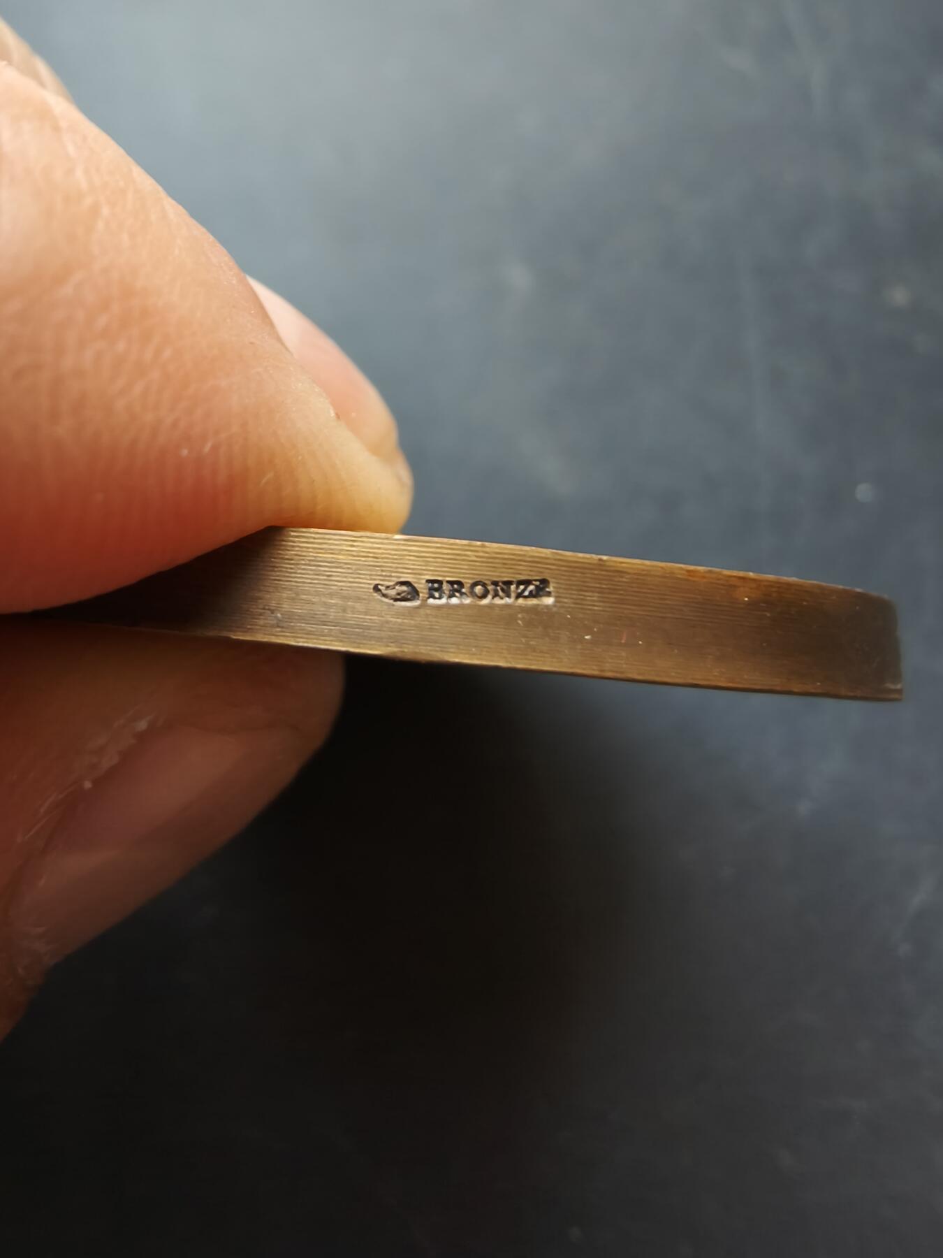 老王徽章第192期 法国射击协会射击竞赛大铜章     大师弗莱斯版     原盒      直径50mm      重量59.2g