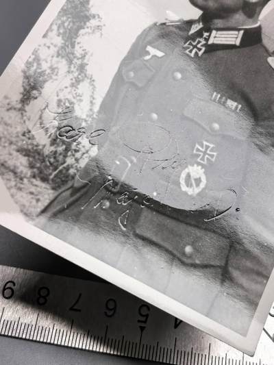 小驴勋章奖章收藏4月18日周六晚六点拍卖（珍爱和平，收藏战争，铭记历史，勿忘国耻，忠党爱国。有偿代拍，送拍规则在简介最后，参拍须阅读规则后再参拍，关系到运费包装发货时效真假辨别等关键信息，拍卖时不再发原图，看大图店主微信码在拍卖店铺介绍里或者找我要）  二战德国骑士战后亲笔签名照  Karl Bieg少校，战时是国防军355步兵师868掷弹兵团2营的营长   1943年九月因在第四次哈尔科夫战役里的英勇表现被授予骑士铁十字勋章（他本人在该次战役中身受重伤）   他也是铜银近战和黑银战伤的得主，德国陆军优秀基层军官的代表