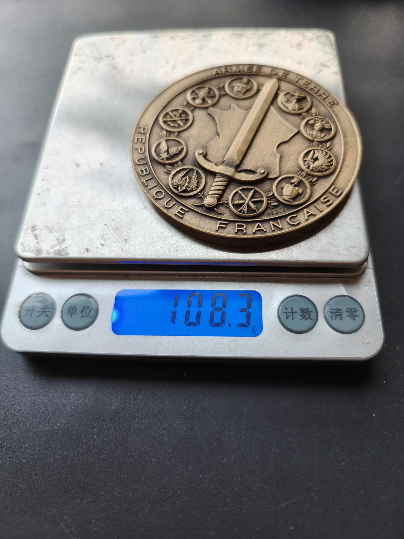 老王徽章第192期 法国陆军部大铜章     原盒，内衬损坏      直径70mm     重量108.3g