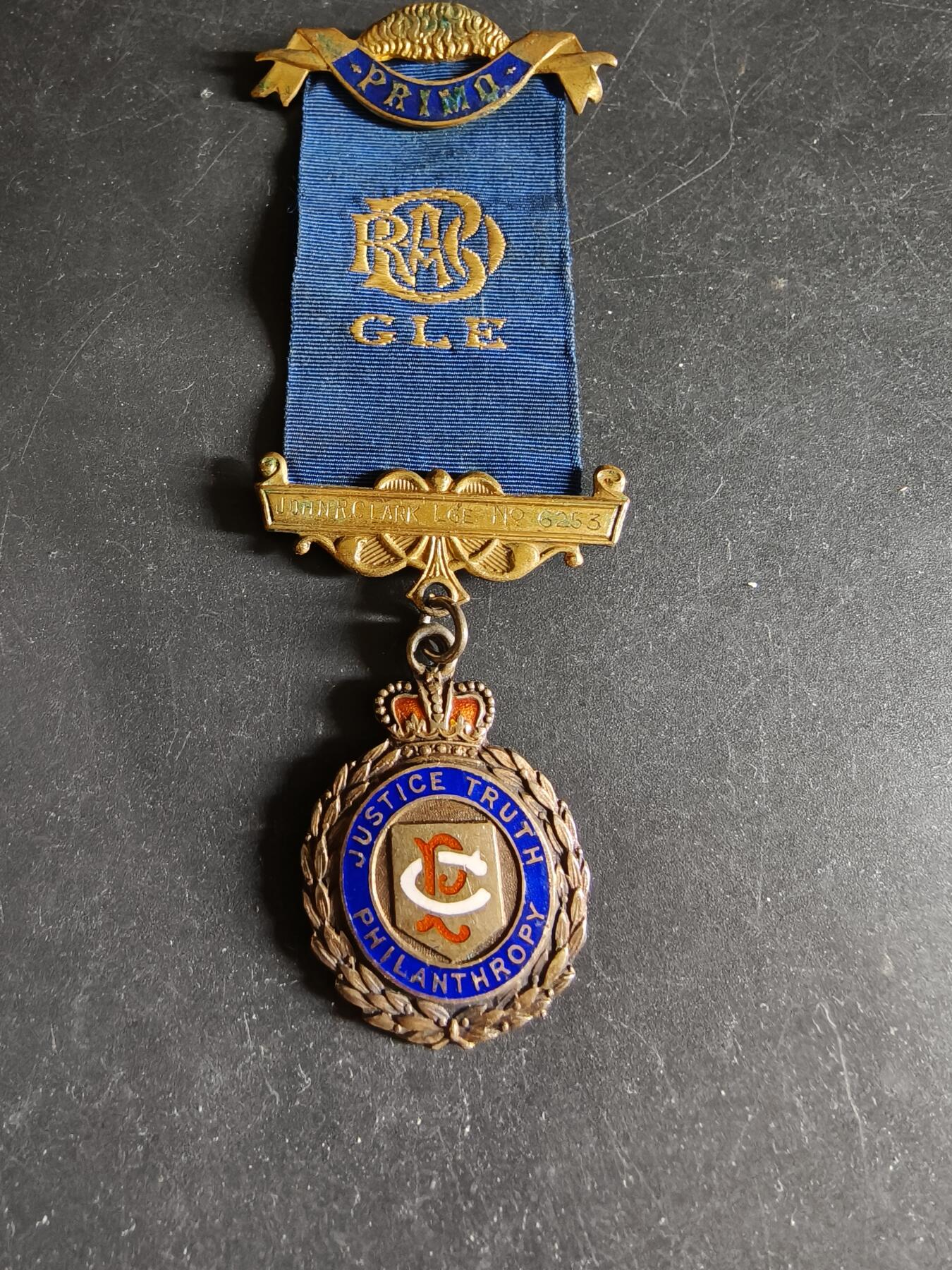 老王徽章第192期 英国皇家野牛兄弟会奖章     925银镀金珐琅      26.5g