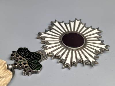 小驴勋章奖章收藏4月18日周六晚六点拍卖（珍爱和平，收藏战争，铭记历史，勿忘国耻，忠党爱国。有偿代拍，送拍规则在简介最后，参拍须阅读规则后再参拍，关系到运费包装发货时效真假辨别等关键信息，拍卖时不再发原图，看大图店主微信码在拍卖店铺介绍里或者找我要） 勋六等单光旭日章，银质七宝烧，带大漆盒，白色珐琅有伤