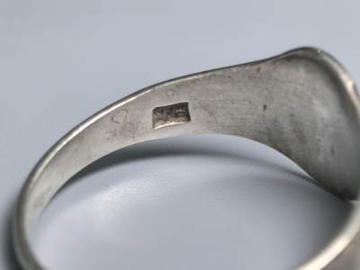 小驴勋章奖章收藏4月18日周六晚六点拍卖（珍爱和平，收藏战争，铭记历史，勿忘国耻，忠党爱国。有偿代拍，送拍规则在简介最后，参拍须阅读规则后再参拍，关系到运费包装发货时效真假辨别等关键信息，拍卖时不再发原图，看大图店主微信码在拍卖店铺介绍里或者找我要） 英国20世纪925银徽章戒指港码15号