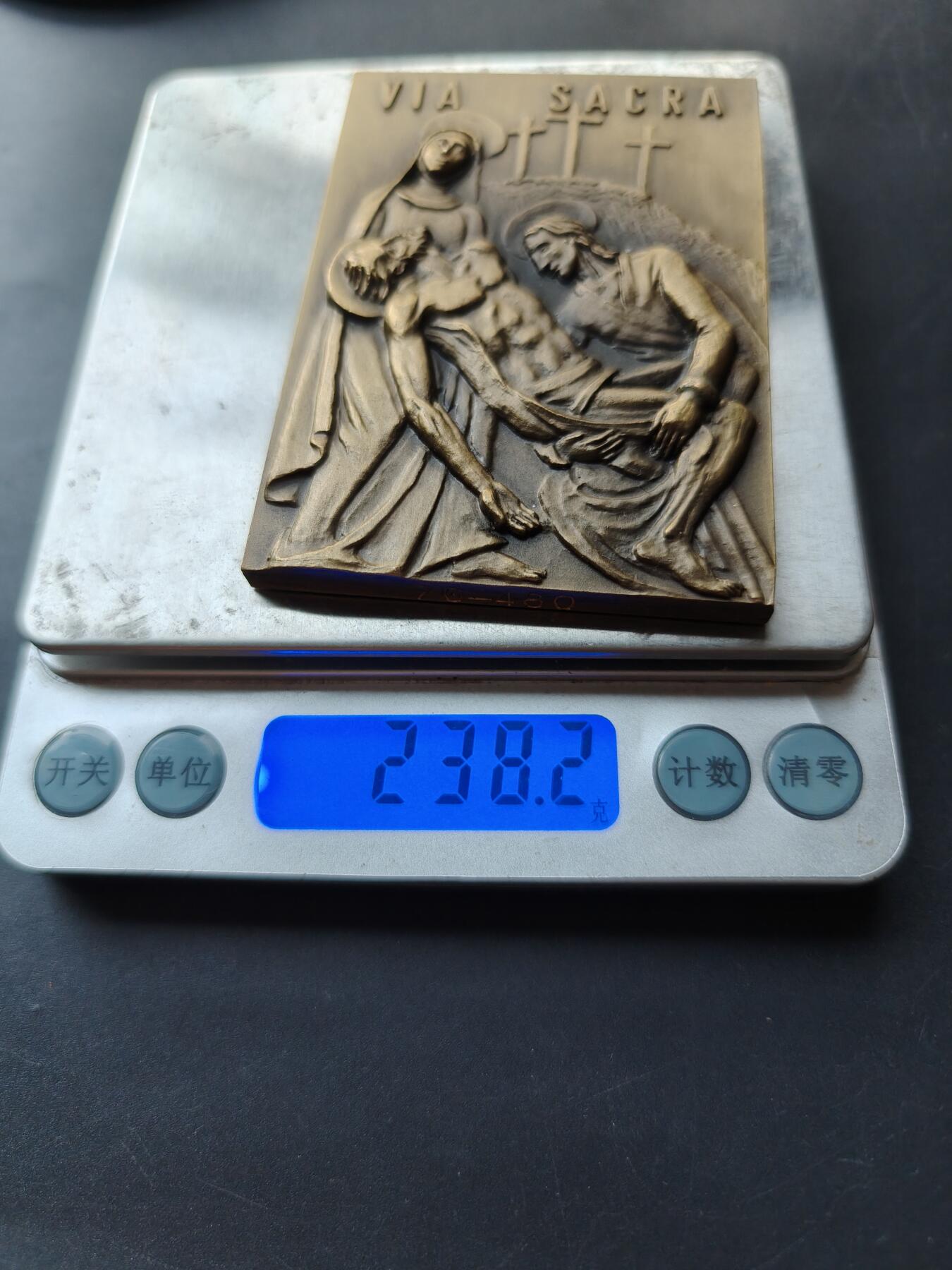 老王徽章第192期 葡萄牙天主教“苦路”第十四站——安放圣墓方形大铜章     该章编号76共480枚      尺寸85×60mm     重量238.2g