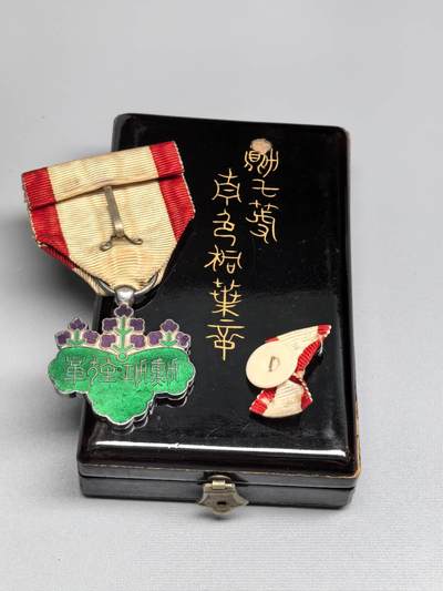 小驴勋章奖章收藏4月18日周六晚六点拍卖（珍爱和平，收藏战争，铭记历史，勿忘国耻，忠党爱国。有偿代拍，送拍规则在简介最后，参拍须阅读规则后再参拍，关系到运费包装发货时效真假辨别等关键信息，拍卖时不再发原图，看大图店主微信码在拍卖店铺介绍里或者找我要） 勋七等青色桐叶章带盒带略