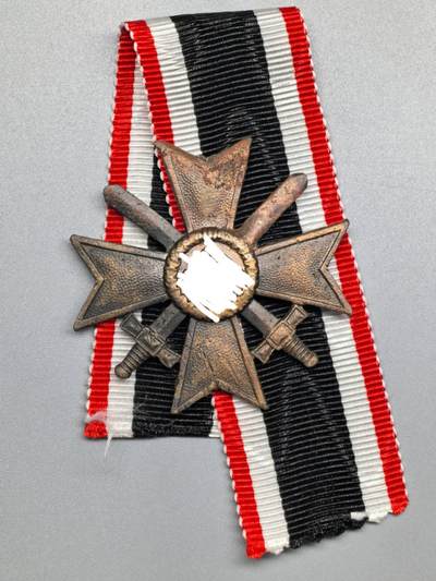 小驴勋章奖章收藏4月18日周六晚六点拍卖（珍爱和平，收藏战争，铭记历史，勿忘国耻，忠党爱国。有偿代拍，送拍规则在简介最后，参拍须阅读规则后再参拍，关系到运费包装发货时效真假辨别等关键信息，拍卖时不再发原图，看大图店主微信码在拍卖店铺介绍里或者找我要） 佩剑战功KVKII残章，因融焊痕迹过大影响断代，请自行断代，绶带为现代工艺品